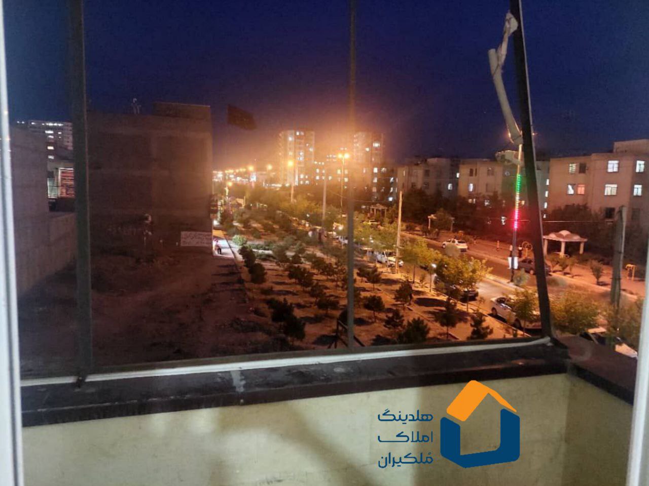 تجاری،بالاتر از فلکه نگین