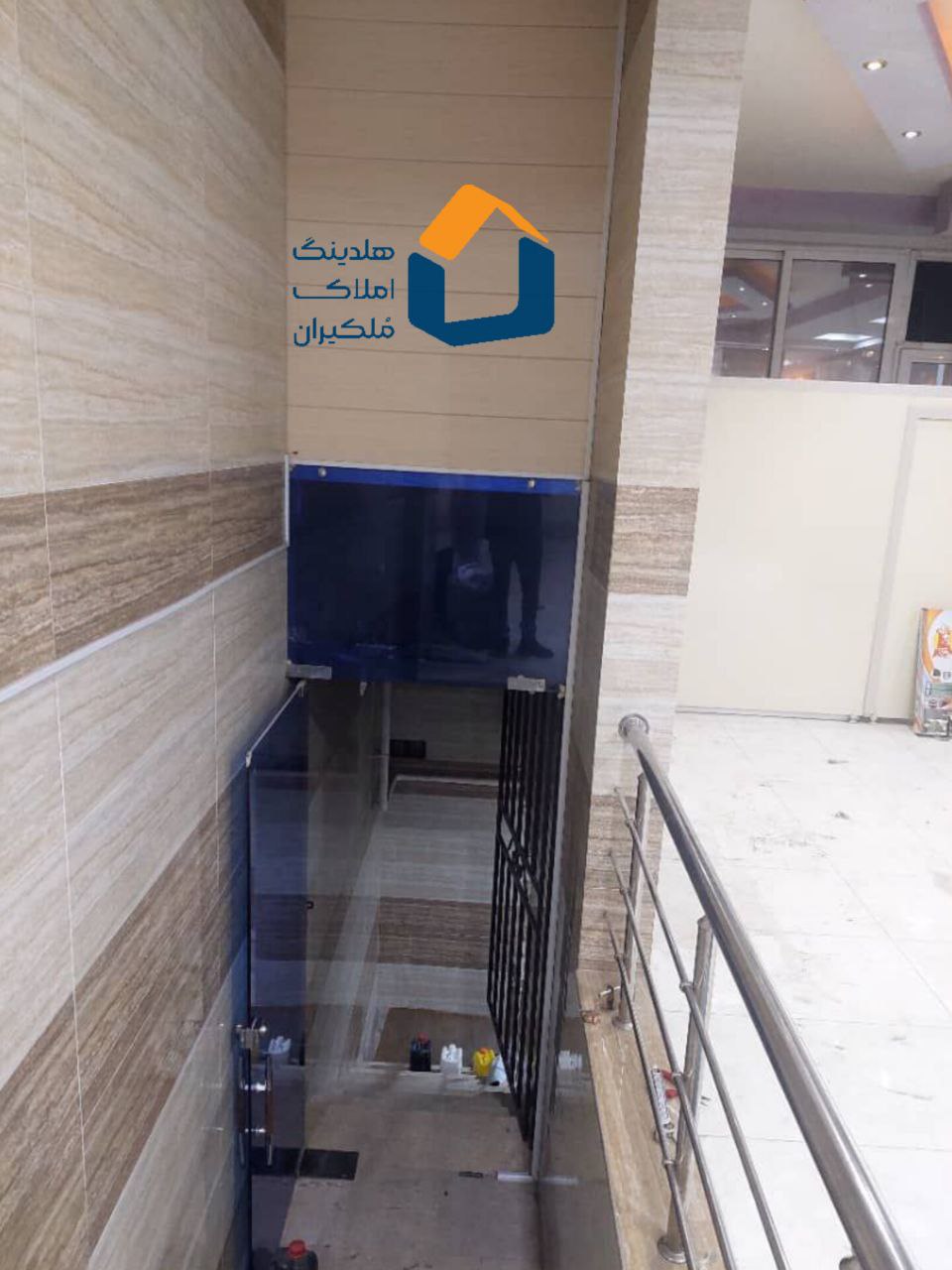 تجاری،بالاتر از فلکه نگین