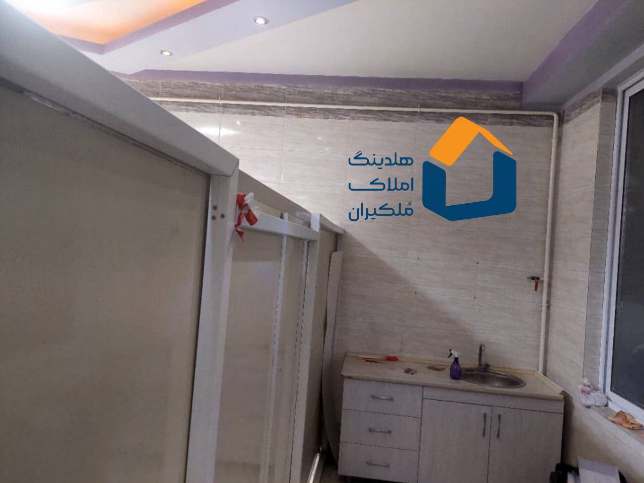 تجاری،بالاتر از فلکه نگین