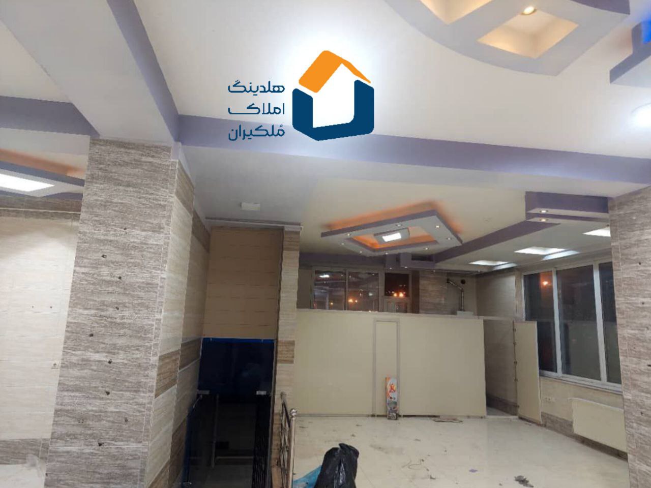 تجاری،بالاتر از فلکه نگین