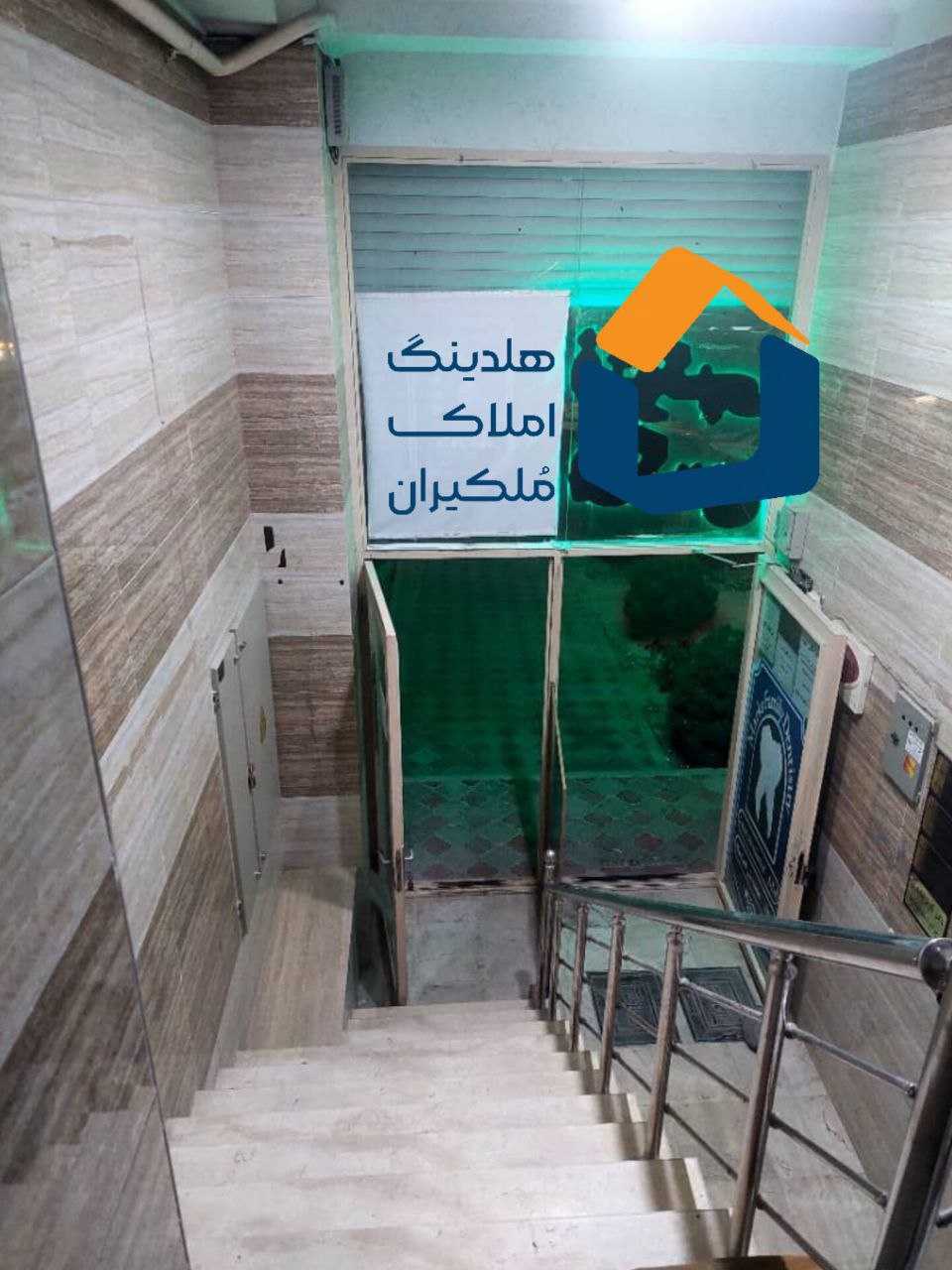 تجاری،بالاتر از فلکه نگین