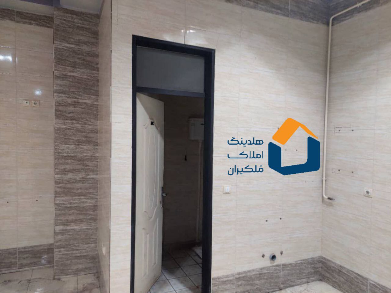 تجاری،بالاتر از فلکه نگین