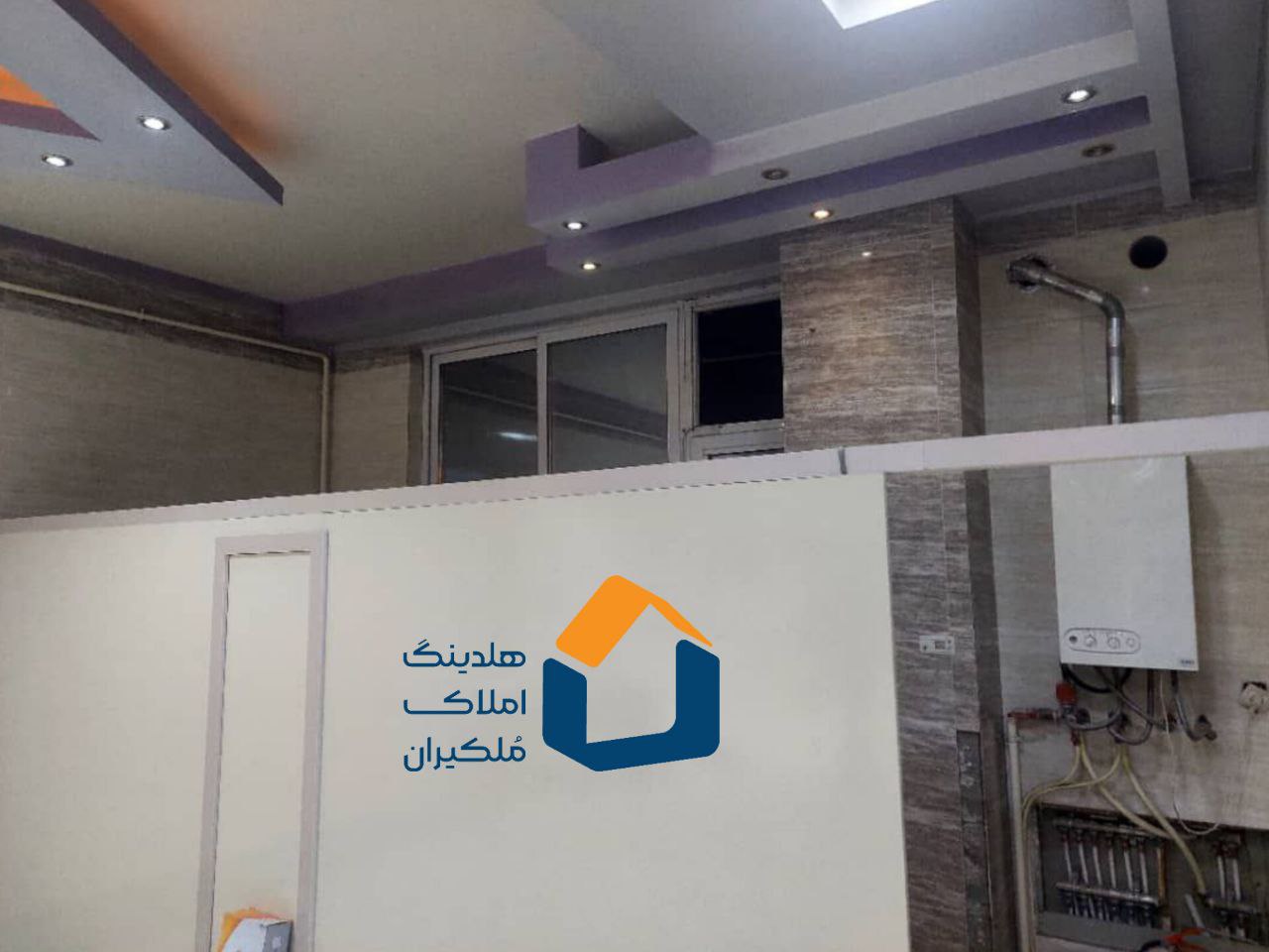تجاری،بالاتر از فلکه نگین