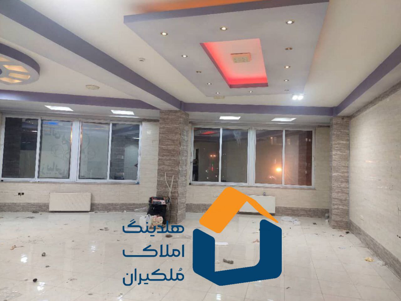 تجاری،بالاتر از فلکه نگین