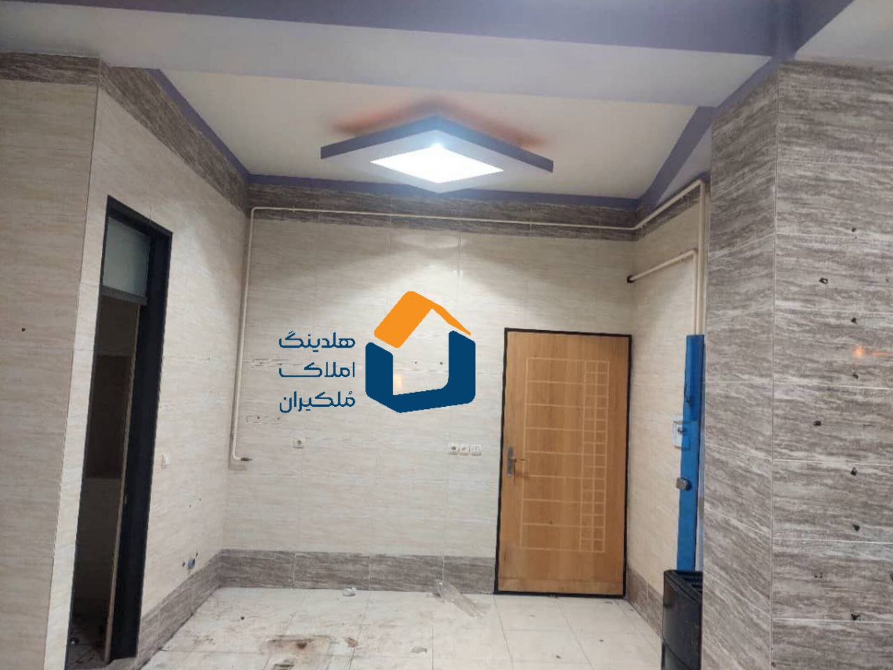تجاری،بالاتر از فلکه نگین